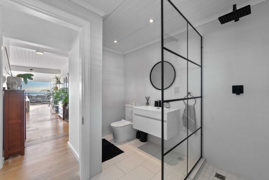 5 Bedroom Property for Sale in Green Point Western Cape